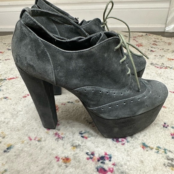 Farylbyrobin booties with ankle strap and lace up. - Picture 3 of 3